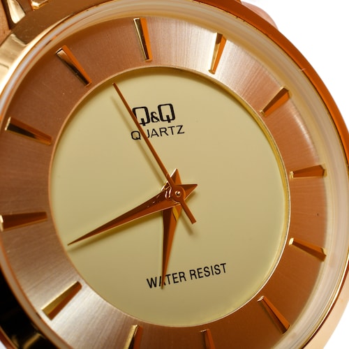 Reloj Q&Q Unisex Análogo Resistente al Agua Dorado Q944J001Y