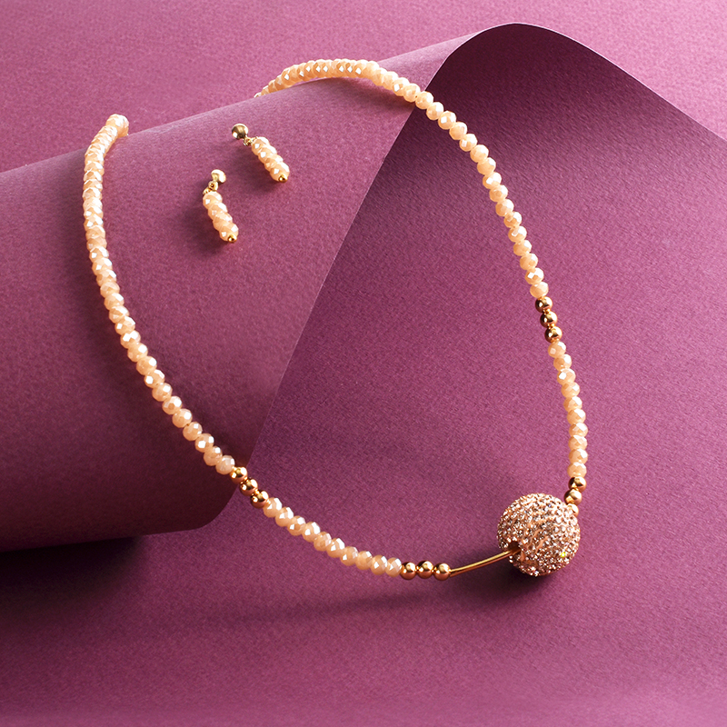 Juego de Collar y Aretes dije Bola de Fuego color Beige.