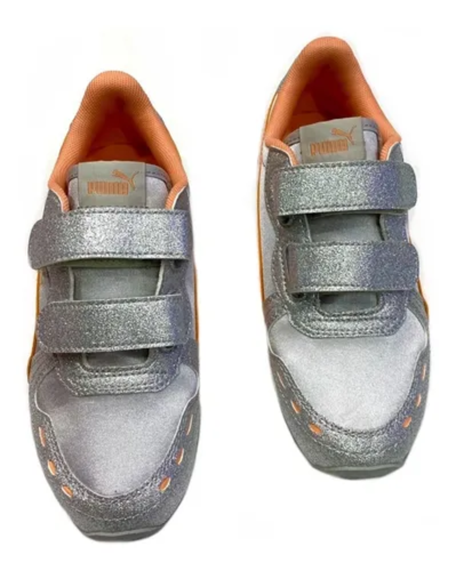 Tenis Puma Cabana Racer plateado para niña