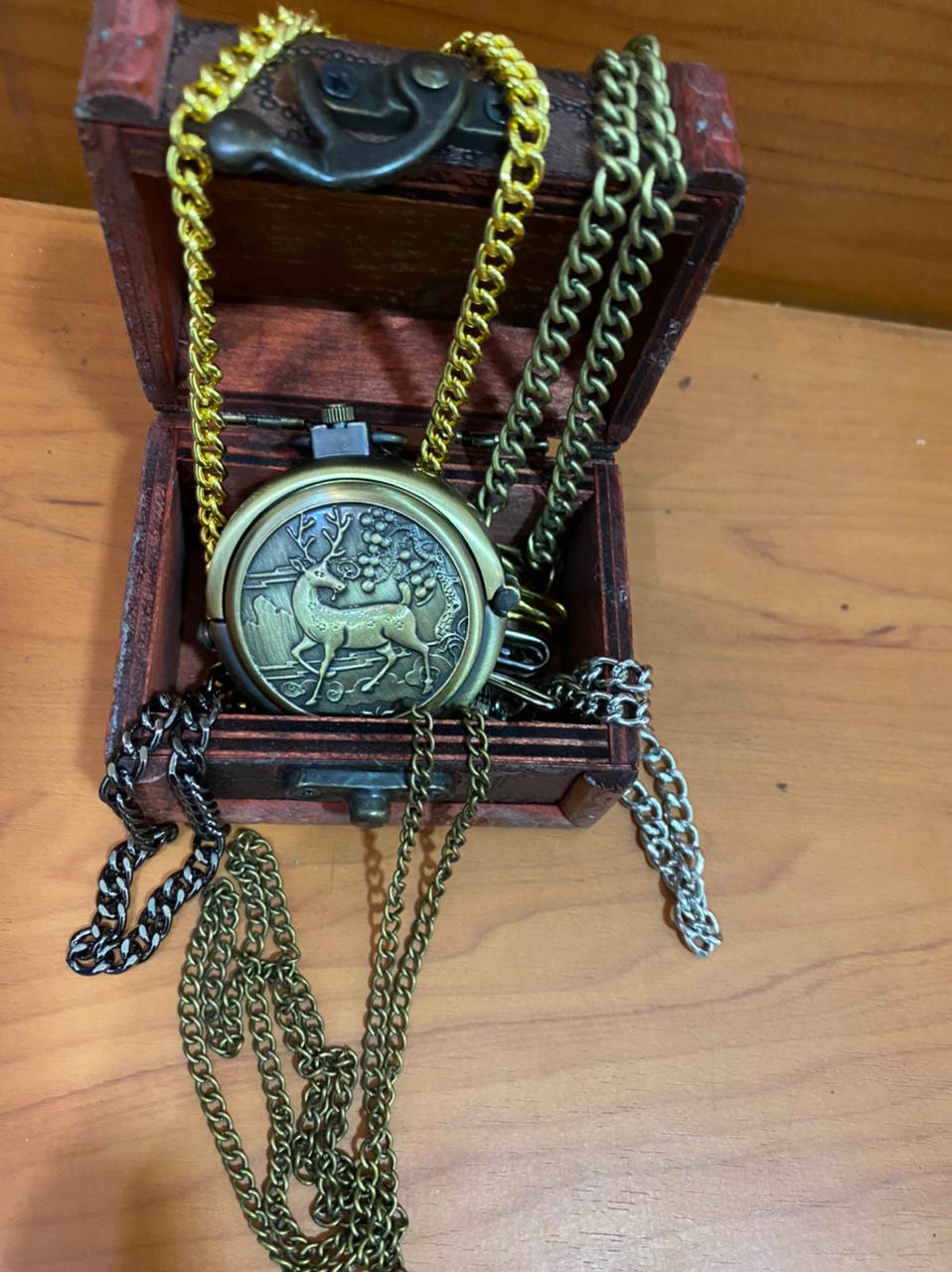 Reloj de bolsillo analogico a cuerda 3187 ciervo apertura de costado estuche de madera