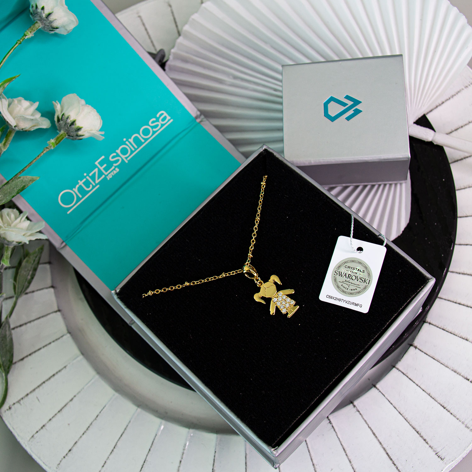 Collar para Mujer con Cristal Fino Europeo en forma de niña, Bañado en Oro 14k- Collar Elegante y Brillante-Collares de Mujer de Moda- Joyería para Mujer de Moda- Regalo especial