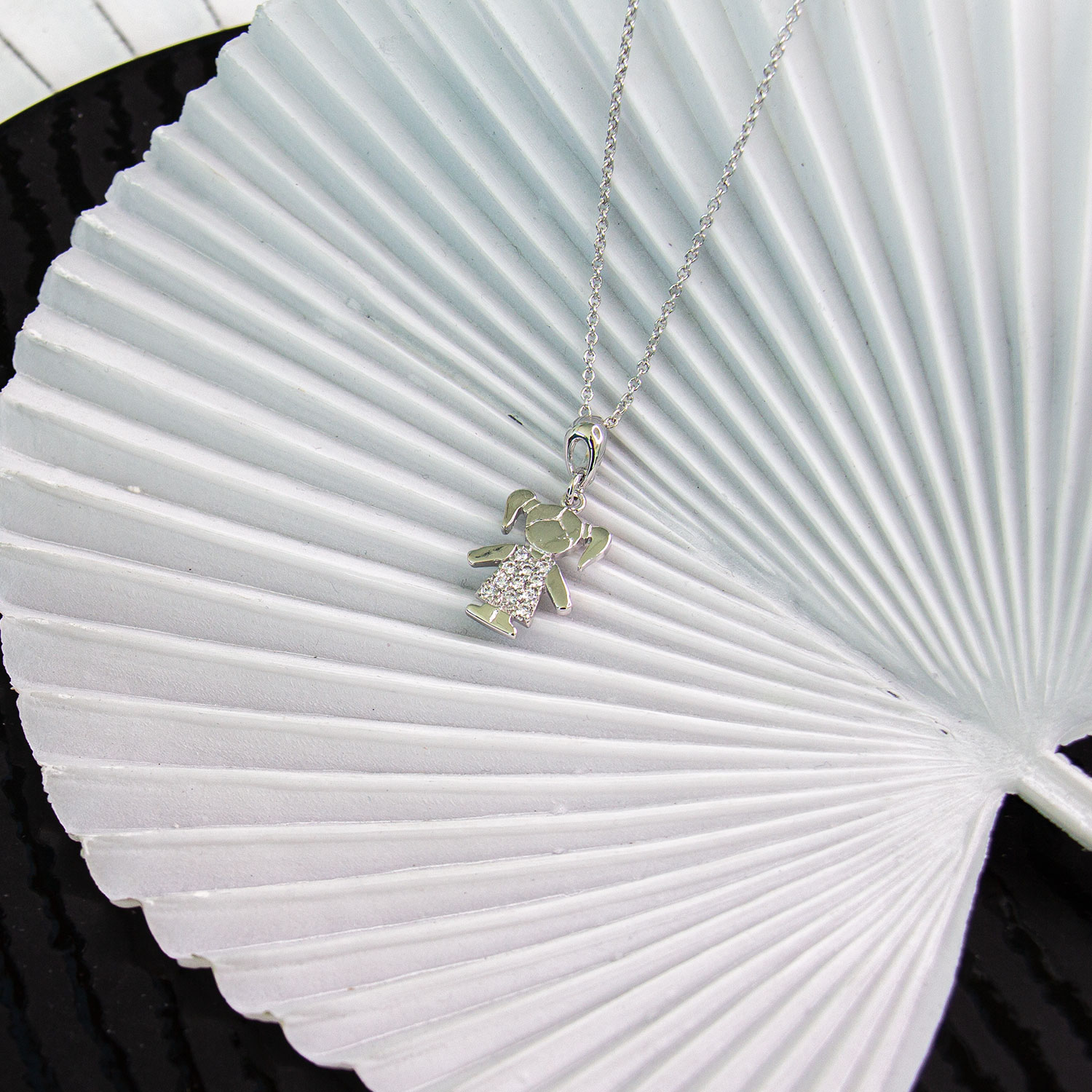 Collar para Mujer con Cristal Fino Europeo en forma de niña, Bañado en Rodio- Collar Elegante y Brillante-Collares de Mujer de Moda- Joyería para Mujer de Moda- Regalo especial