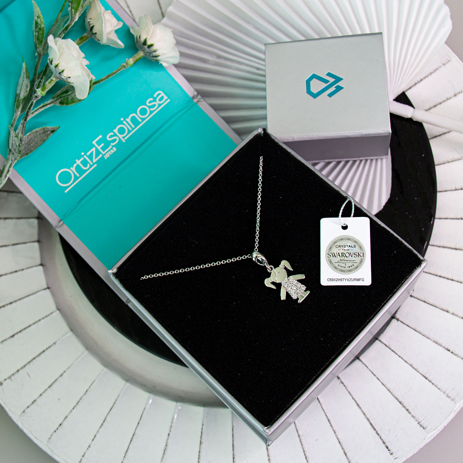 Collar para Mujer con Cristal Fino Europeo en forma de niña, Bañado en Rodio- Collar Elegante y Brillante-Collares de Mujer de Moda- Joyería para Mujer de Moda- Regalo especial