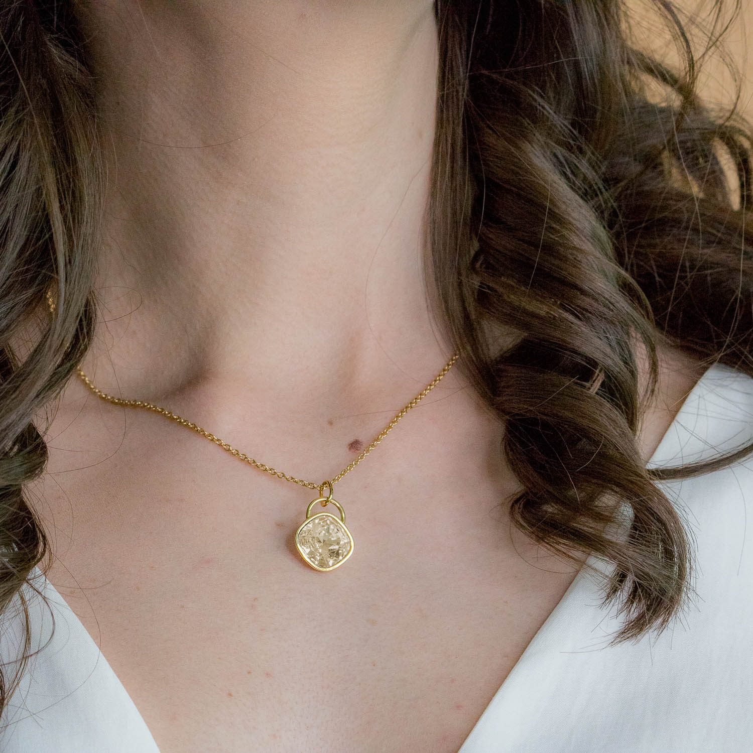 Collar para Mujer con Cristal Fino Europeo en forma de Rombo, Bañado en Oro 14k- Collar Elegante y Brillante-Collares de Mujer de Moda- Joyería para Mujer de Moda- Regalo especial