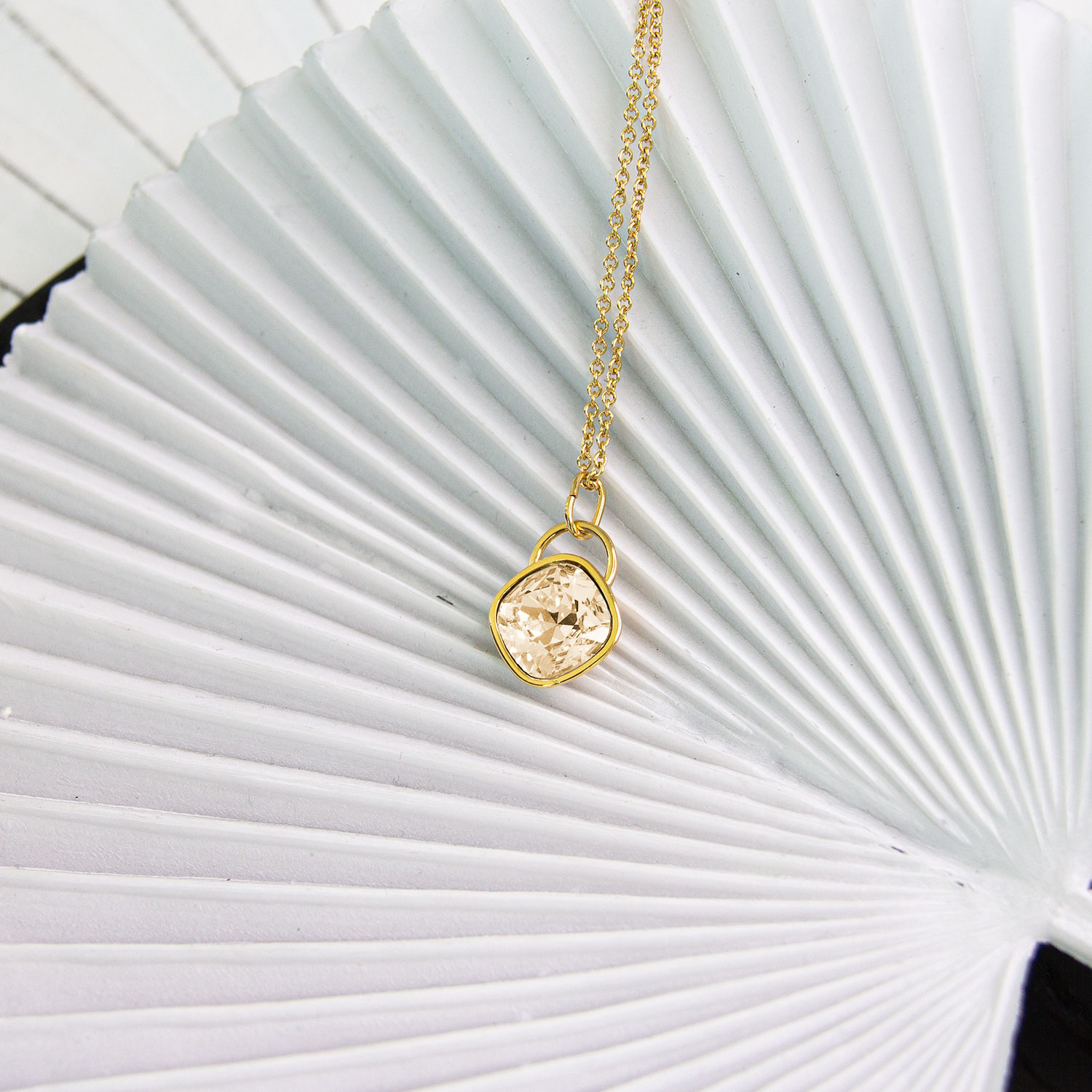 Collar para Mujer con Cristal Fino Europeo en forma de Rombo, Bañado en Oro 14k- Collar Elegante y Brillante-Collares de Mujer de Moda- Joyería para Mujer de Moda- Regalo especial