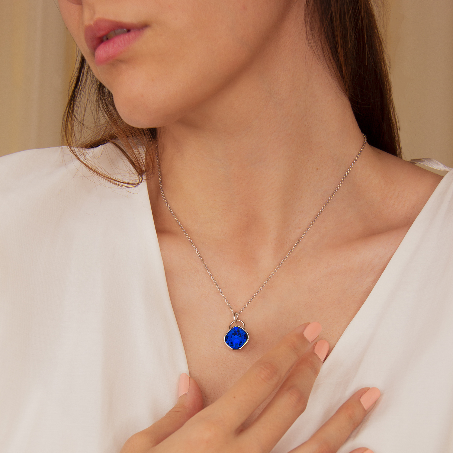 Collar para Mujer con Cristal Fino Europeo en forma de Rombo, Bañado en Rodio- Collar Elegante y Brillante-Collares de Mujer de Moda- Joyería para Mujer de Moda- Regalo especial