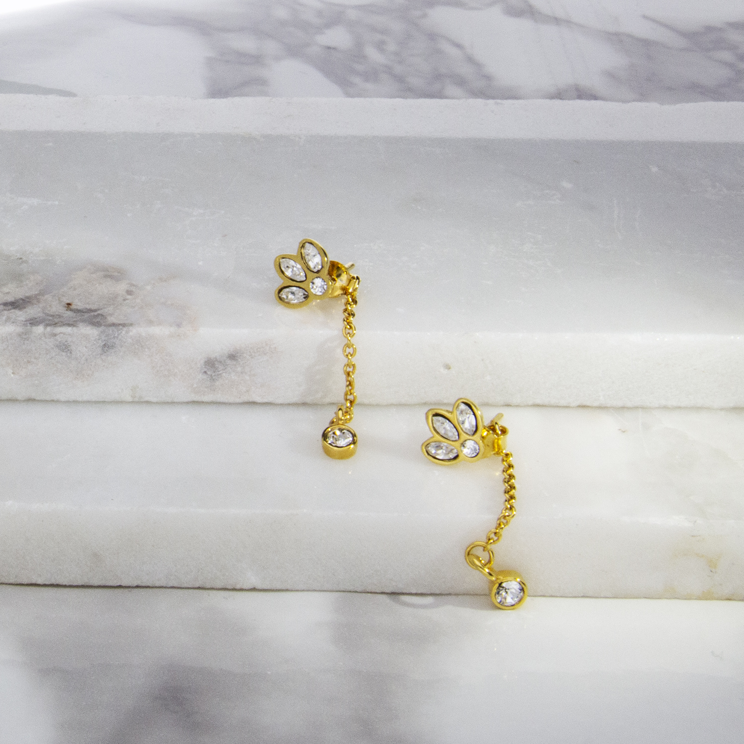 Arete para Mujer con Cristal Fino Europeo Navette, Bañado en Oro 14k, Arete Elegante y Brillante, Aretes de Mujer de Moda, Joyería para Mujer de Moda, Regalo especial