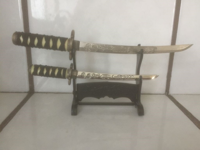 Juego de espadas Katana mini de colleccion decorativo 2 pc y base 