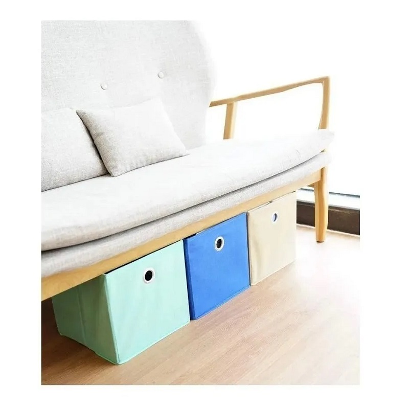 Sofá Con Las Almohadas Entre La Tabla Y El Organizador De Madera