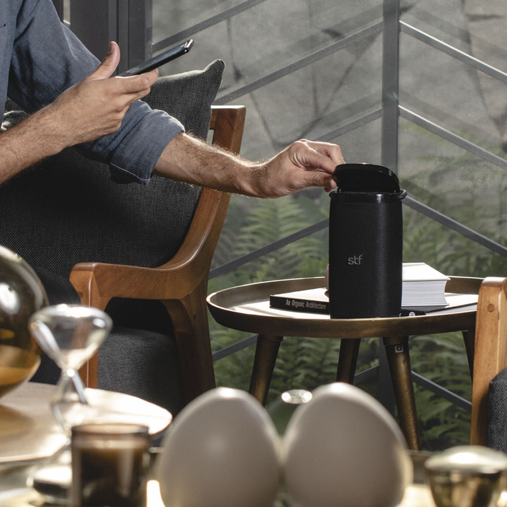 Bocina con Cargador Inalámbrico Thunder Stand Stf Negro