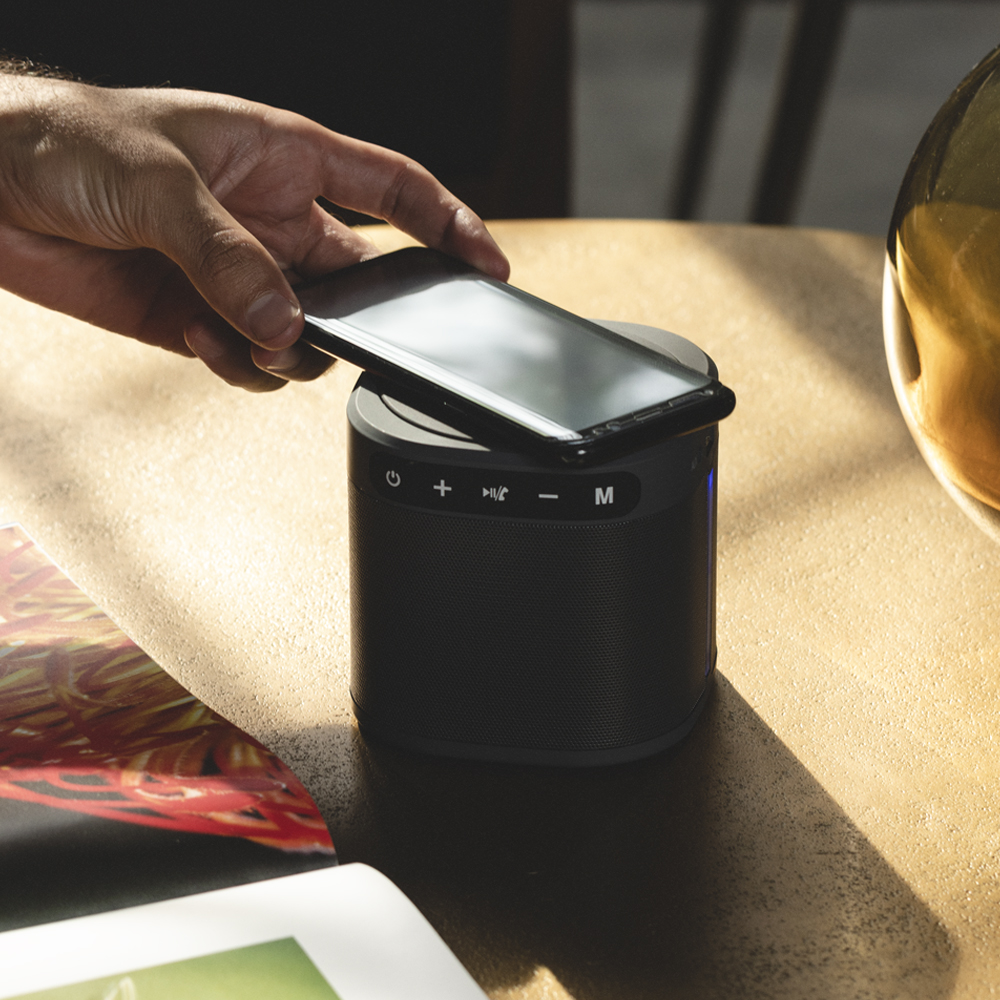 Bocina con Cargador Inalámbrico Thunder Energy Stf Negro