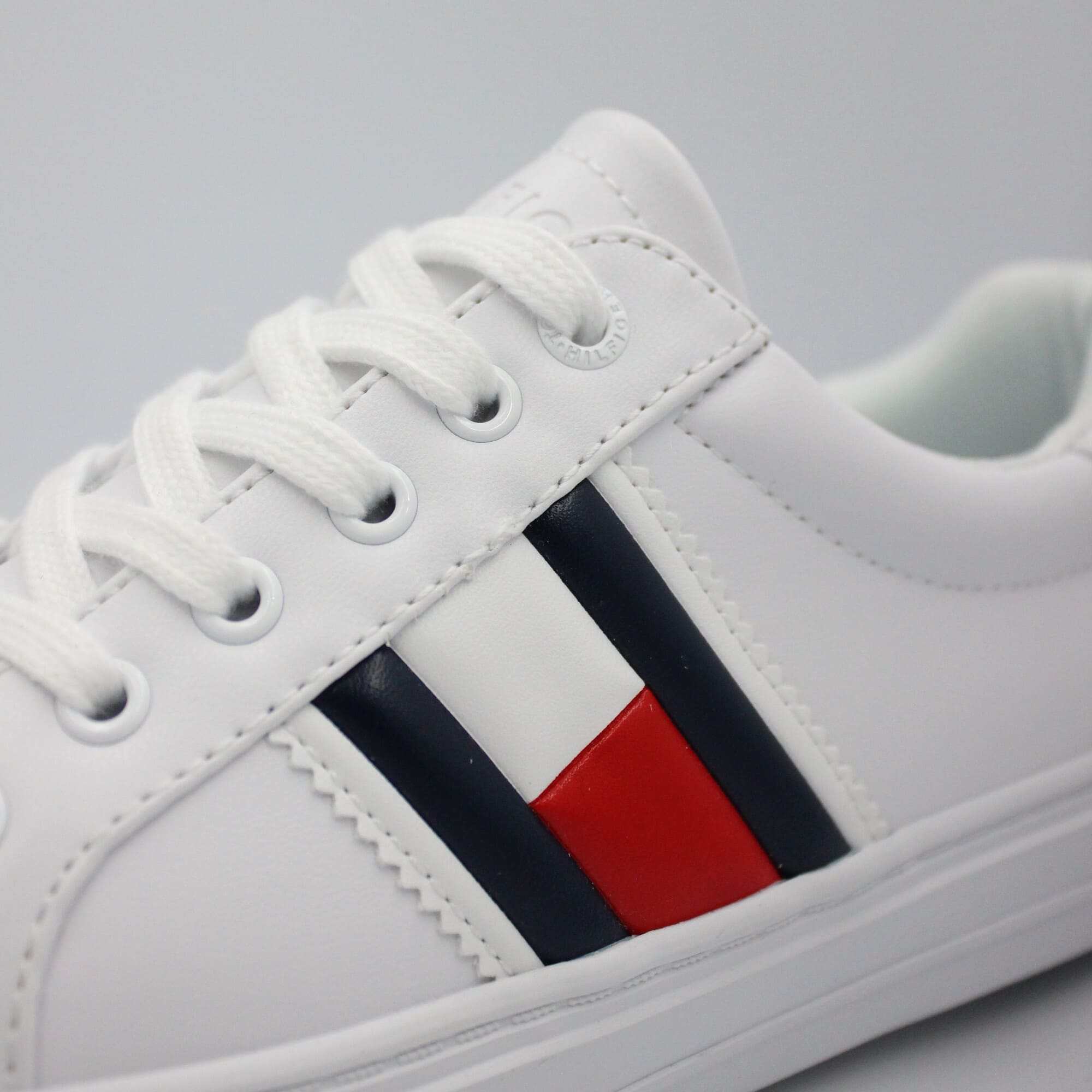 Tenis Tommy Hilfiger Megah Blanco Azul Rojo de Dama