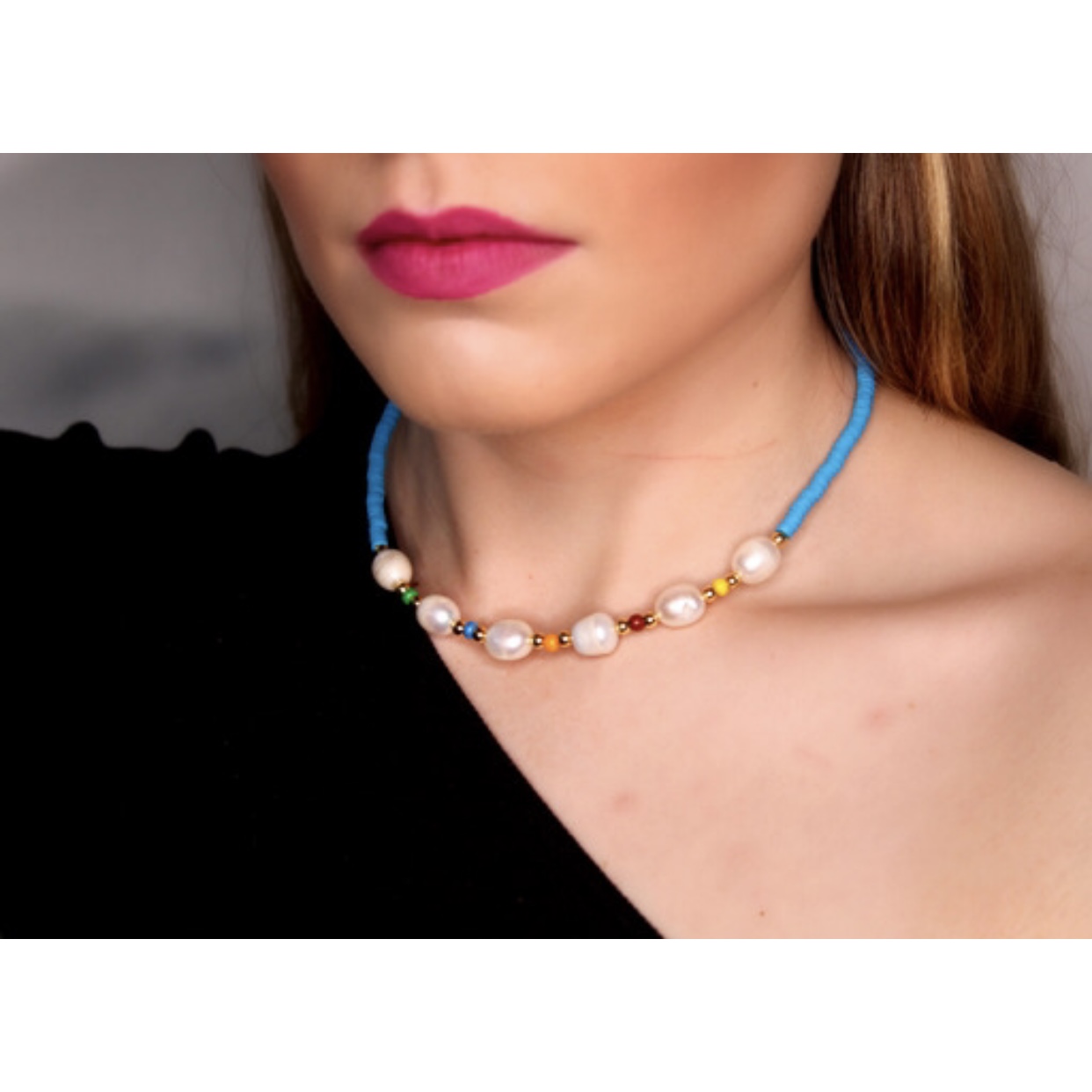 Collar en Perla Natural con Pukas Azules y Chapa de Oro de 14k - Mancini Joyas