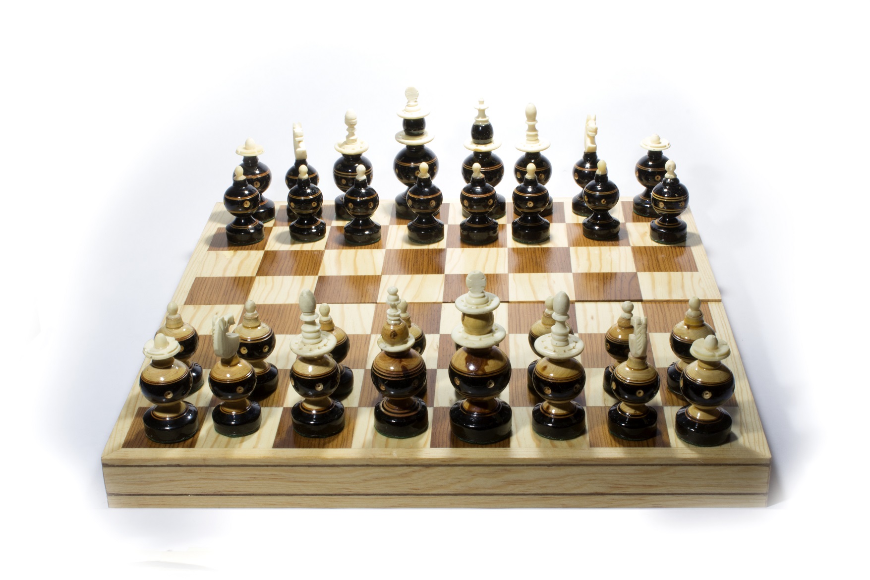 Ajedrez Artesanal de Madera con Hueso. Tablero 35x35 cm