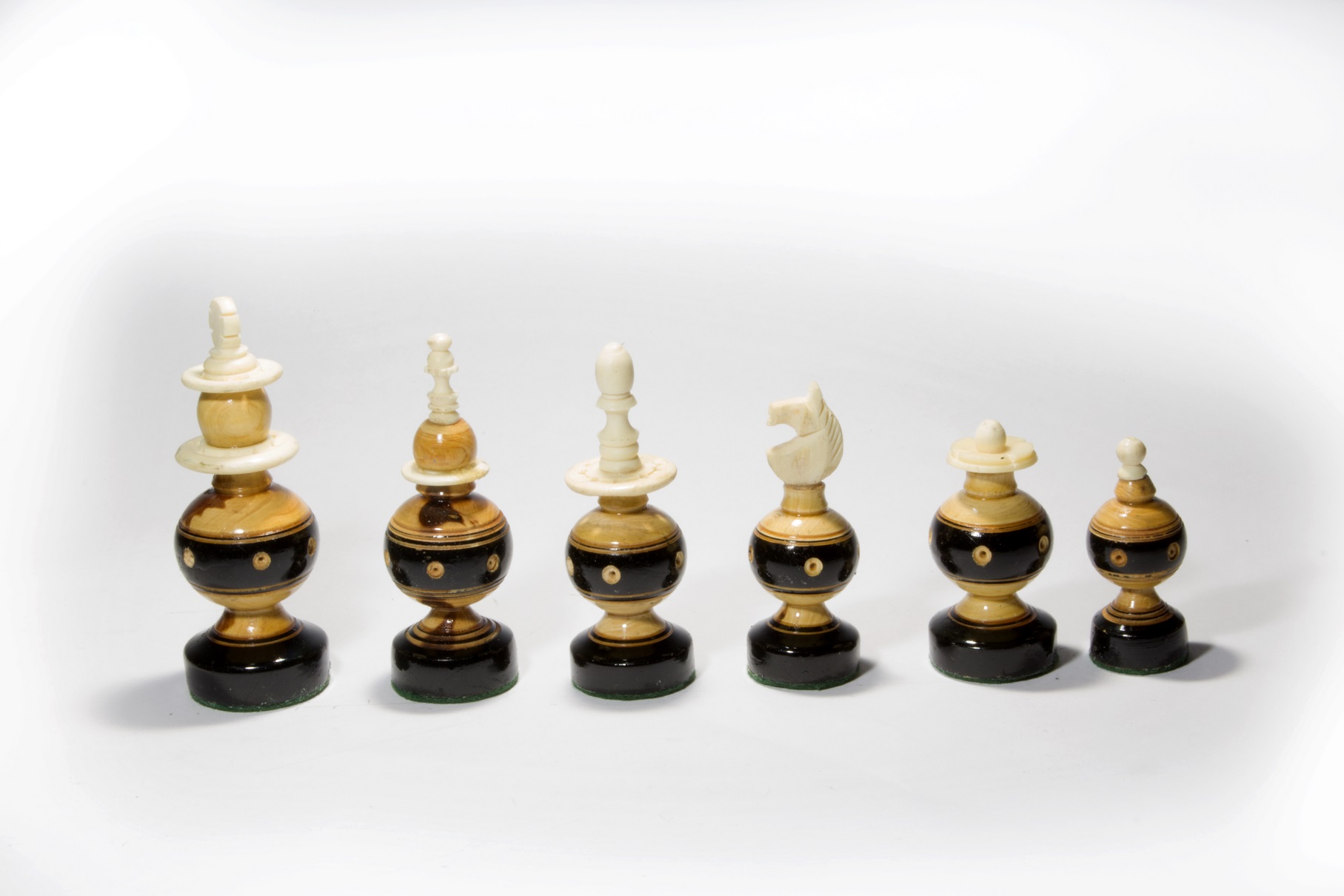 Ajedrez Artesanal de Madera con Hueso. Tablero 35x35 cm