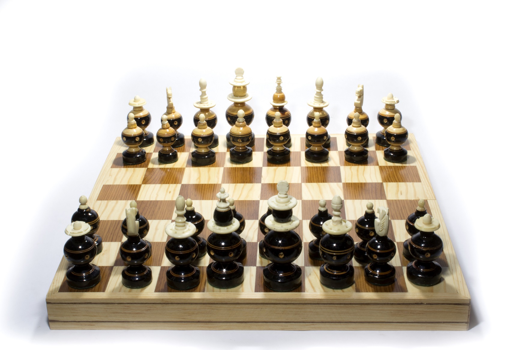 Ajedrez Artesanal de Madera con Hueso. Tablero 35x35 cm