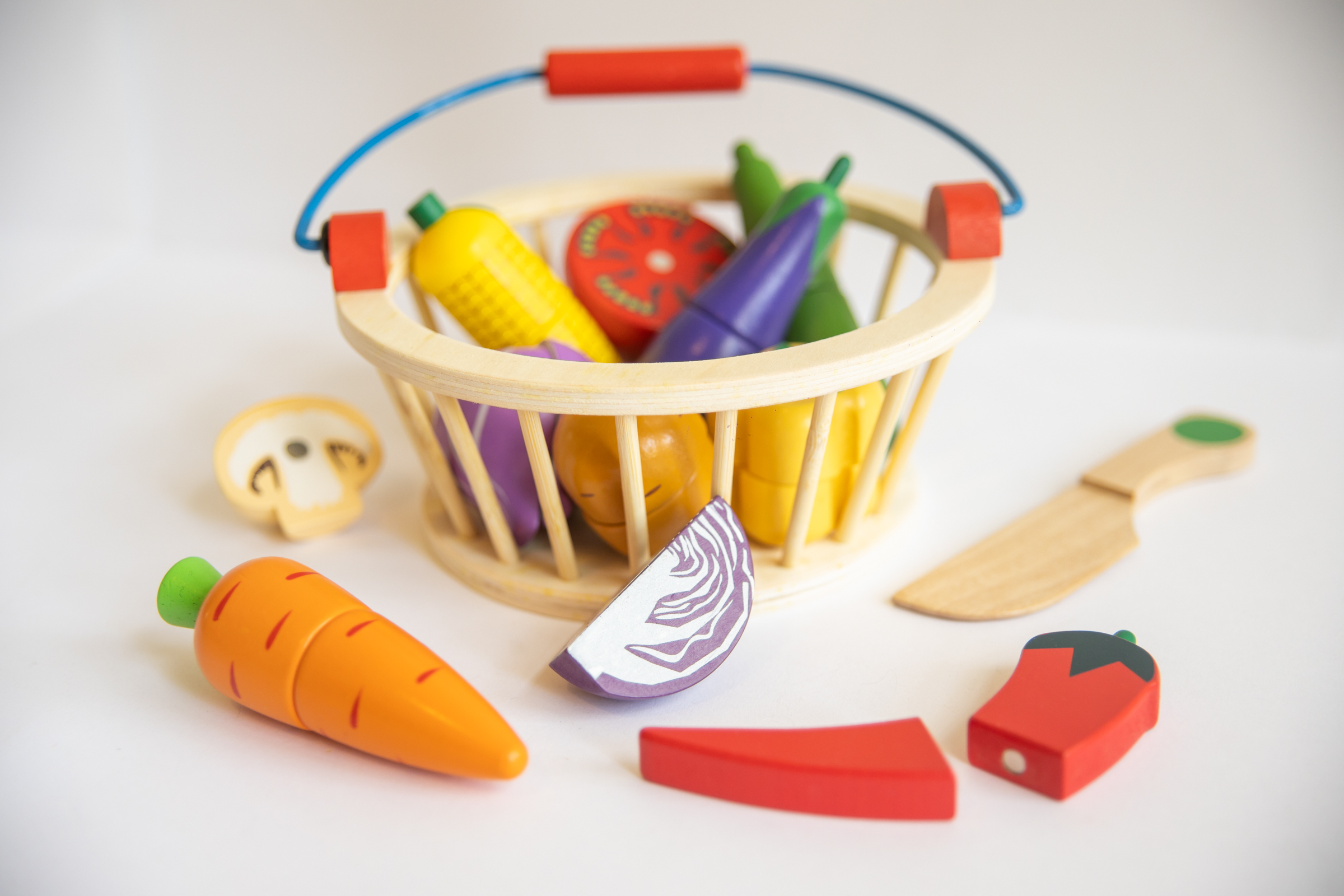 Canasta de verduras de madera para cortar en varias piezas con imán