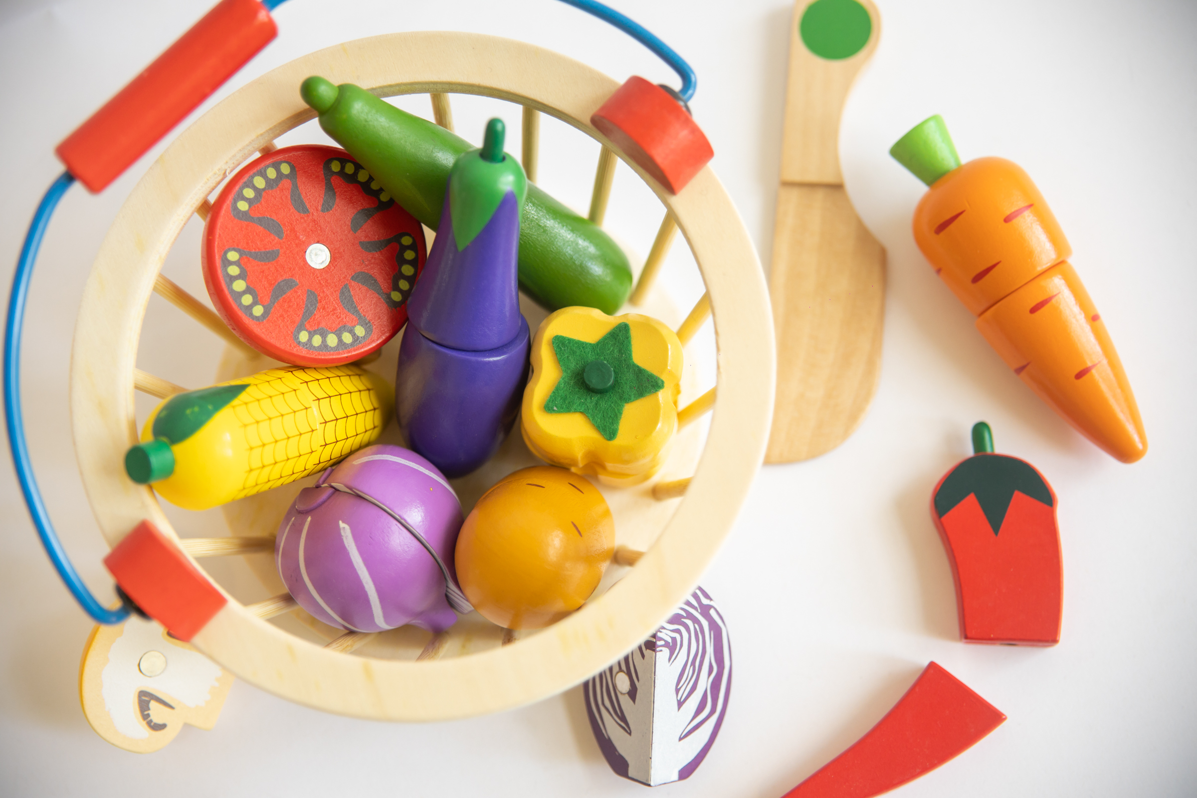 Canasta de verduras de madera para cortar en varias piezas con imán