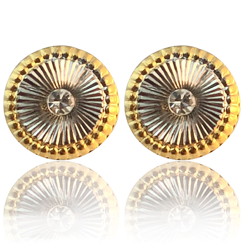 Hermoso Arete Broquel Gemelo Niña Bebe de Oro 18k Laminado #138 638-675 En Forma de Circulo con relieve con piedra brillante al centro.