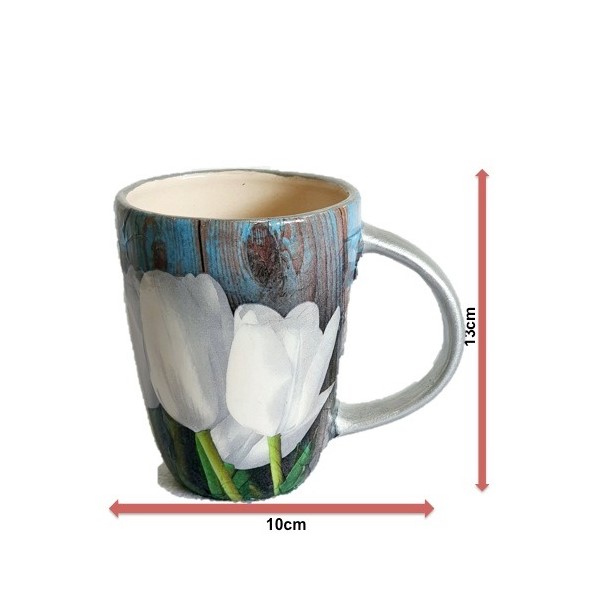 Taza con estampado tulipanes color plateada