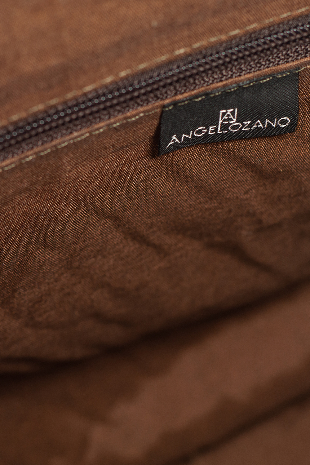 Bolso AngeLozano de Piel grabada tipo Cincelado color Café Modelo Flora