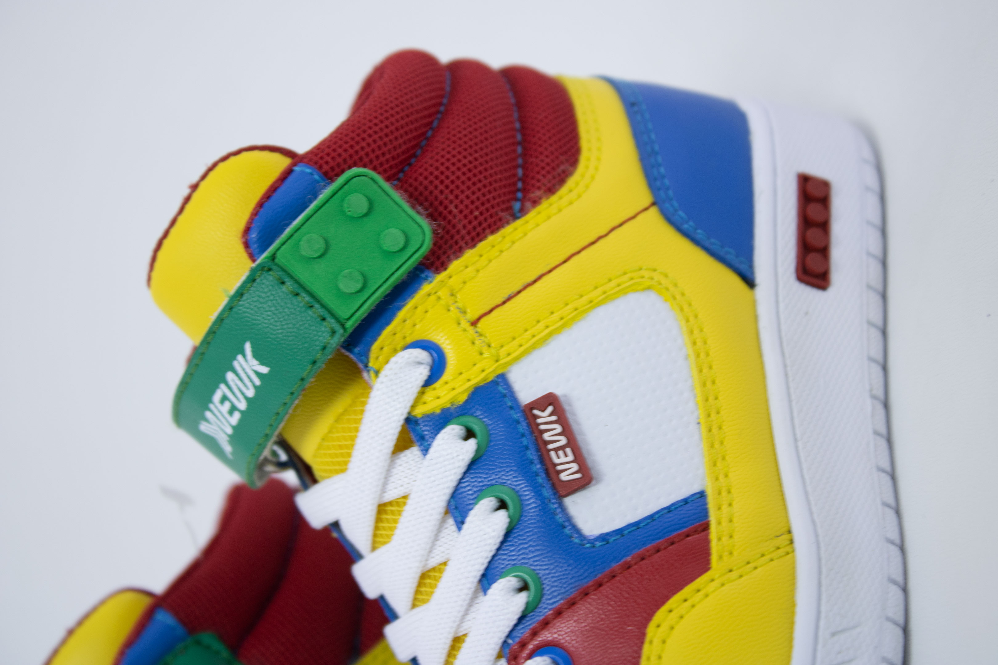 Tenis Newk Infantil Línea Cappa Color Amarillo Azul Rojo