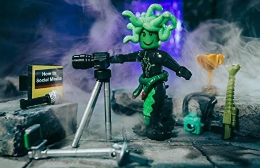 Roblox Social Medusa Influencer With Selfie Stick Coleccionable Con Accesorios Niños