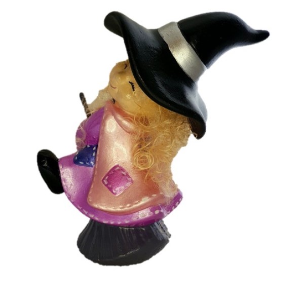 Brujita alegre volando en su escoba