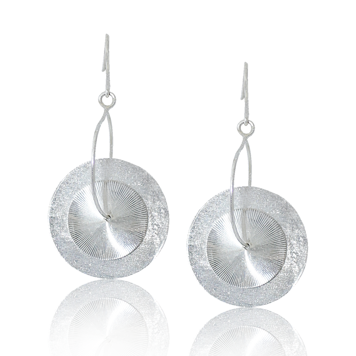 Arete Broquel con finos aros colgantes diamantados en plata .925 #10 Medidas alto 3.2cm. diametro 3.2cm 