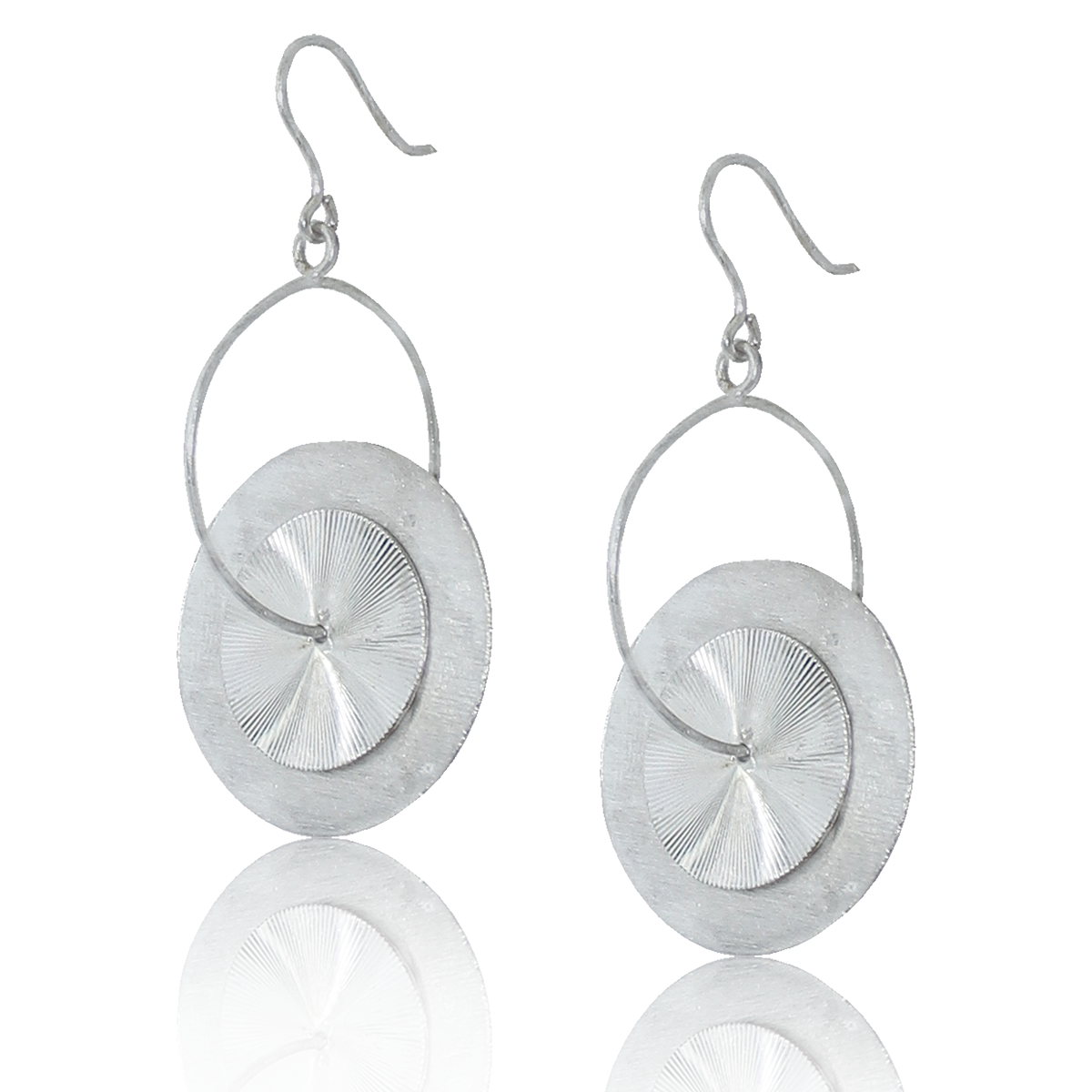 Arete Broquel con finos aros colgantes diamantados en plata .925 #10 Medidas alto 3.2cm. diametro 3.2cm 