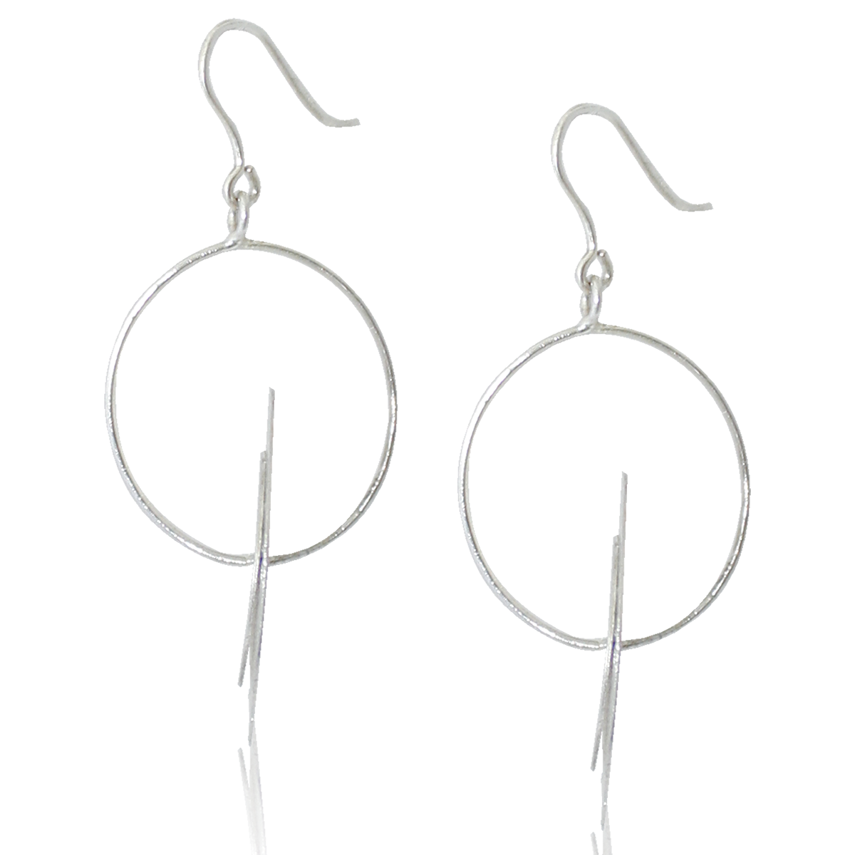 Arete Broquel con finos aros colgantes diamantados en plata .925 #10 Medidas alto 3.2cm. diametro 3.2cm 