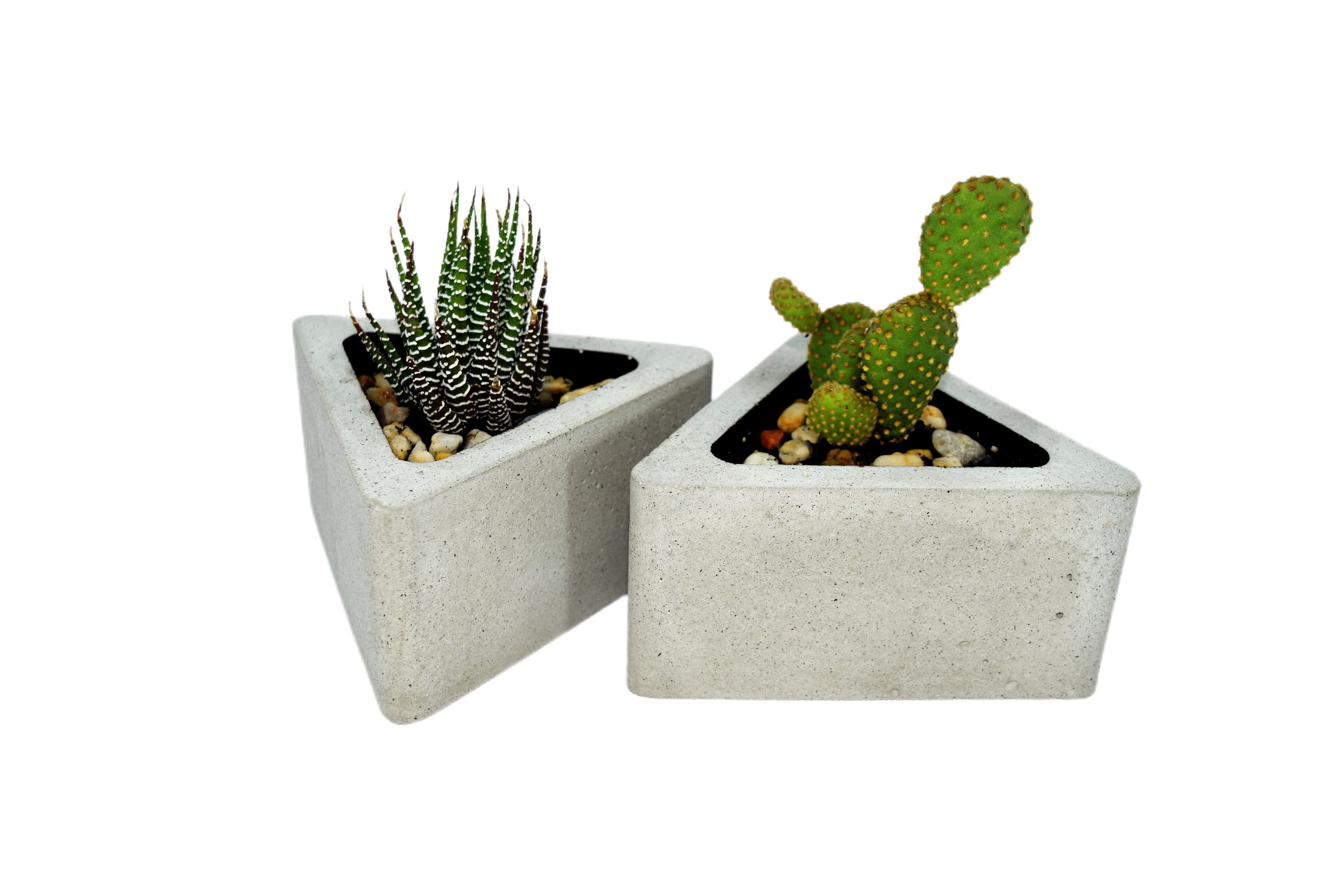 Paquete con 2 pequeñas macetas de concreto natural en forma de triangulo