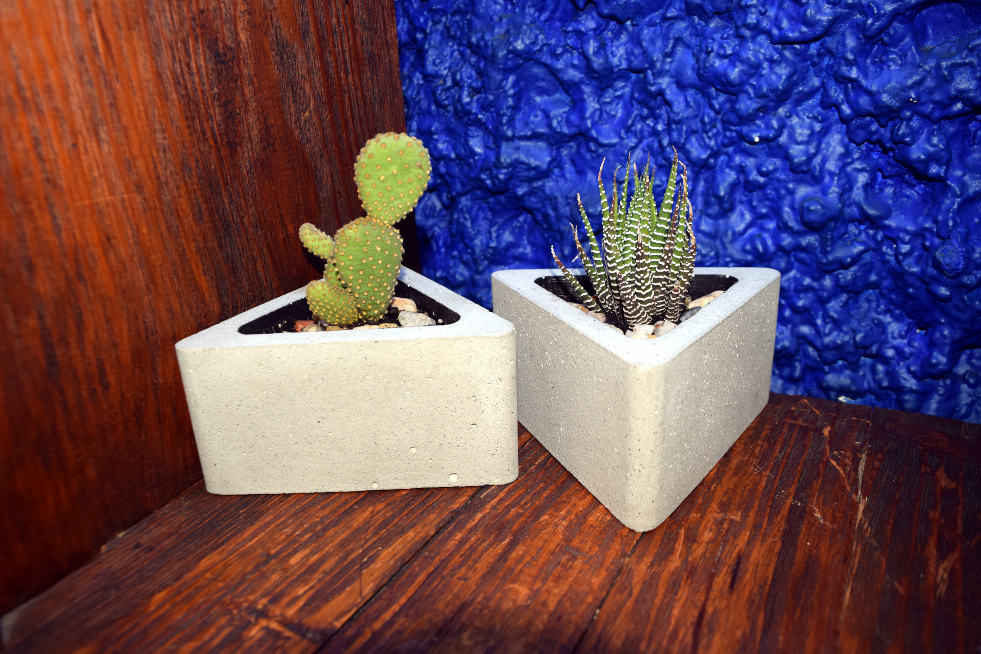 Paquete con 2 pequeñas macetas de concreto natural en forma de triangulo