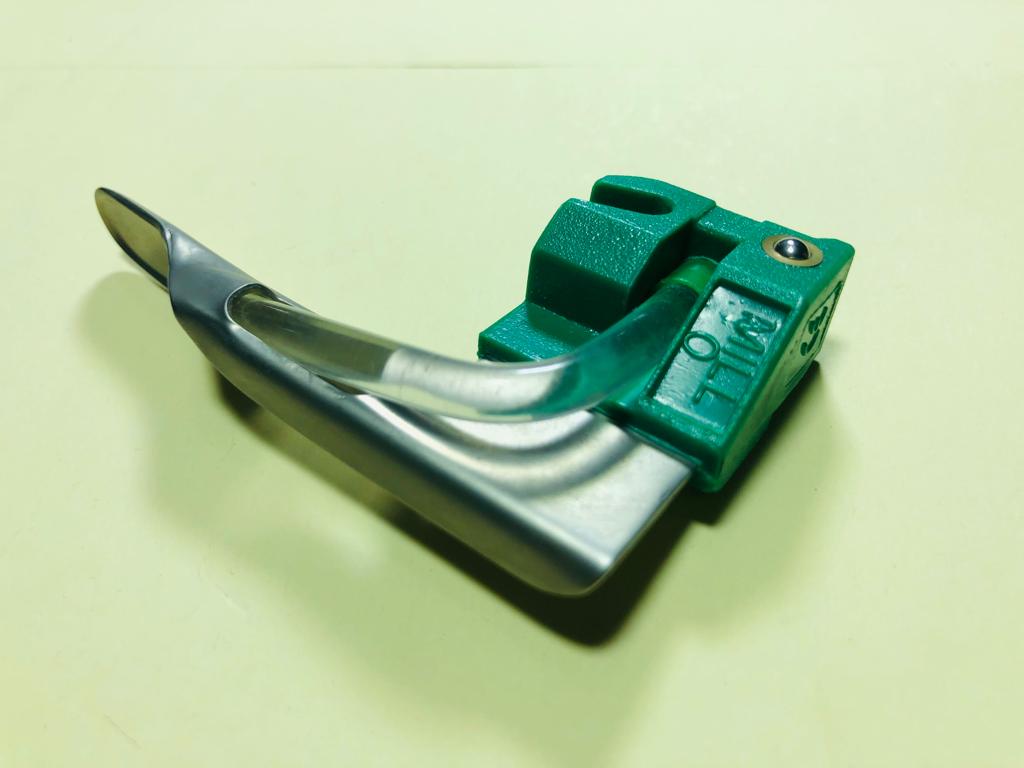 LARINGOSCOPIO MILLER SET 5 HOJAS Y 1 MANGO FIBRA OPTICA