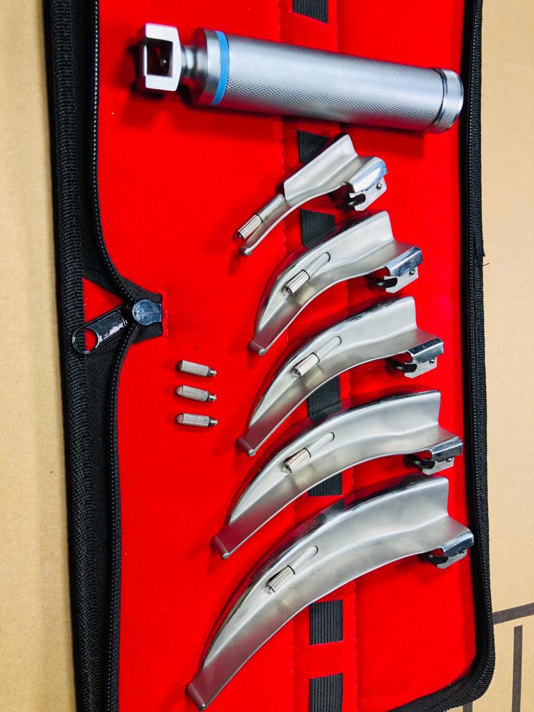 LARINGOSCOPIO MAC SET 5 HOJAS 1 MANGO Y 3 FOCOS REPUESTO