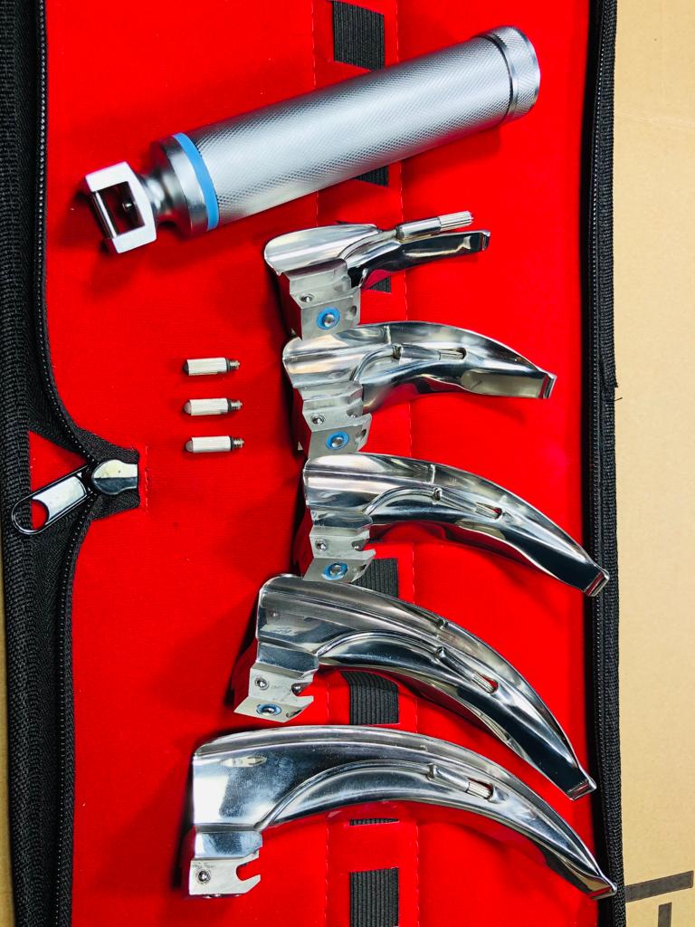 LARINGOSCOPIO MAC SET 5 HOJAS 1 MANGO Y 3 FOCOS REPUESTO