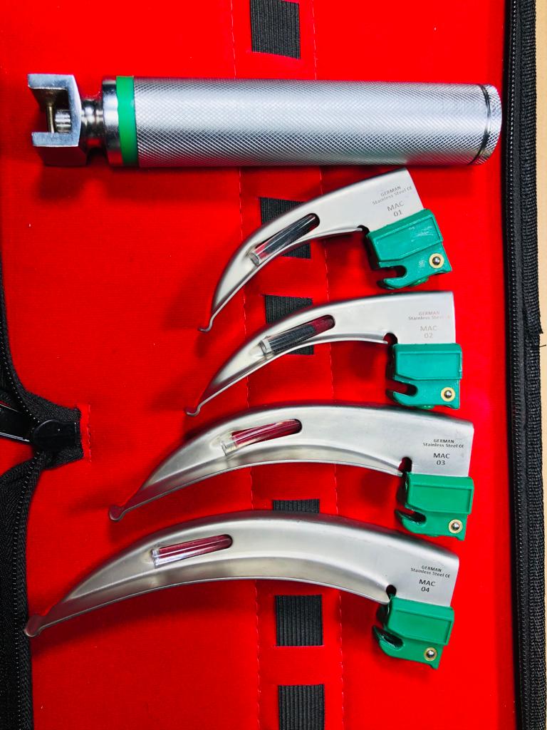 LARINGOSCOPIO MAC SET 4 HOJAS 1 MANGO FIBRA ÓPTICA