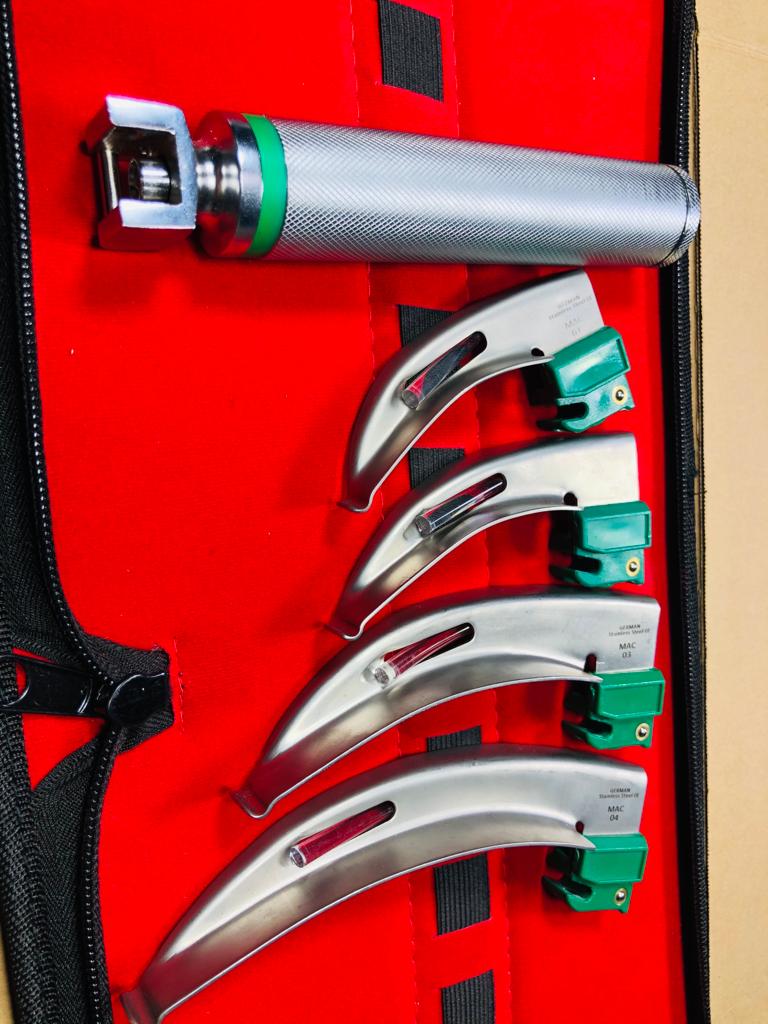 LARINGOSCOPIO MAC SET 4 HOJAS 1 MANGO FIBRA ÓPTICA