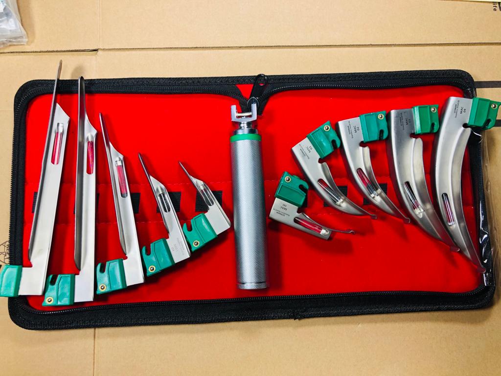 LARINGOSCOPIO SET 12 PZS. 5 HOJAS MAC, 5 HOJAS MILLER Y 2 MANGOS FIBRA ÓPTICA