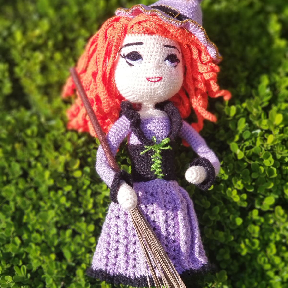 Hermosa Brujita Halloween Amigurumi con ropa 40 x 13 cms