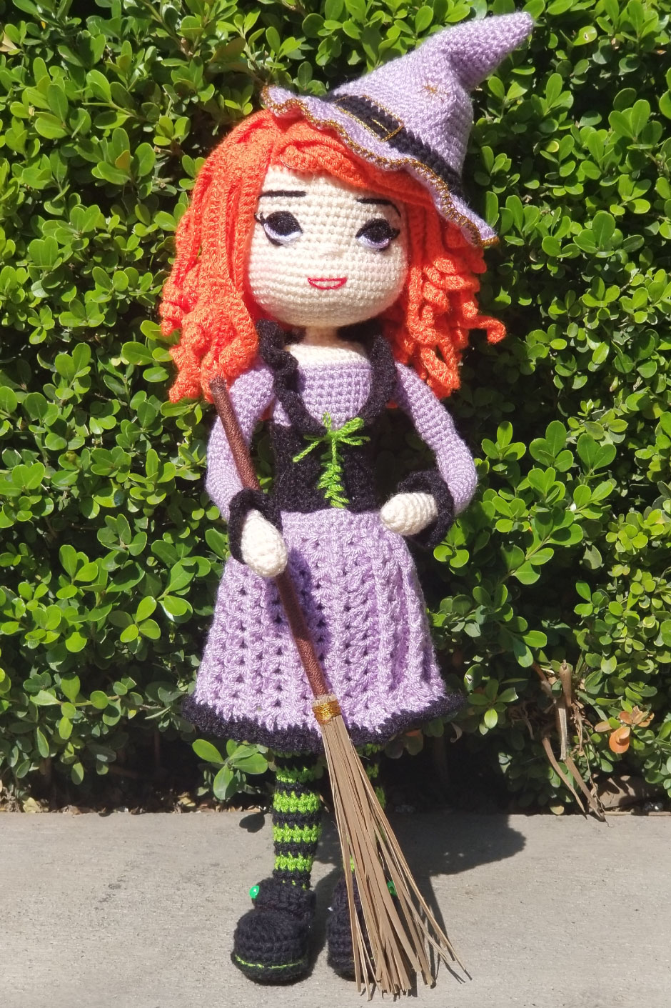 Hermosa Brujita Halloween Amigurumi con ropa 40 x 13 cms