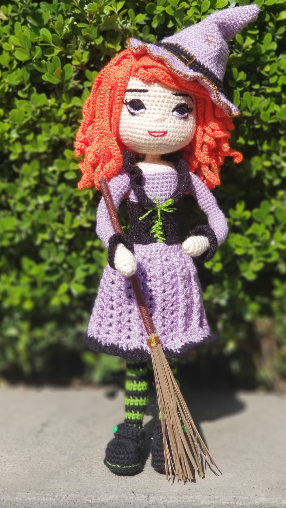 Hermosa Brujita Halloween Amigurumi con ropa 40 x 13 cms