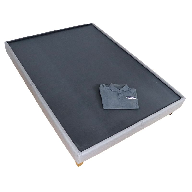 Base para Cama Queen Size NORVAL Muebles Base Nevada con patas Altas de Madera con Moderno tapiz en Lino Gris