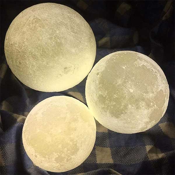LÁMPARA DE MESA EN FORMA DE LUNA CONTROL TÁCTIL DE BRILLO