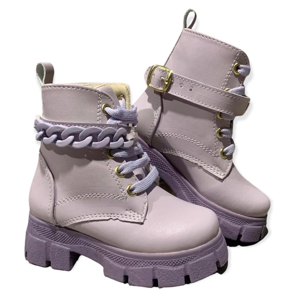 BOTAS BOTINES MODA CASUAL PARA NIÑAS DETALLE ESLABON COLOR LILA.