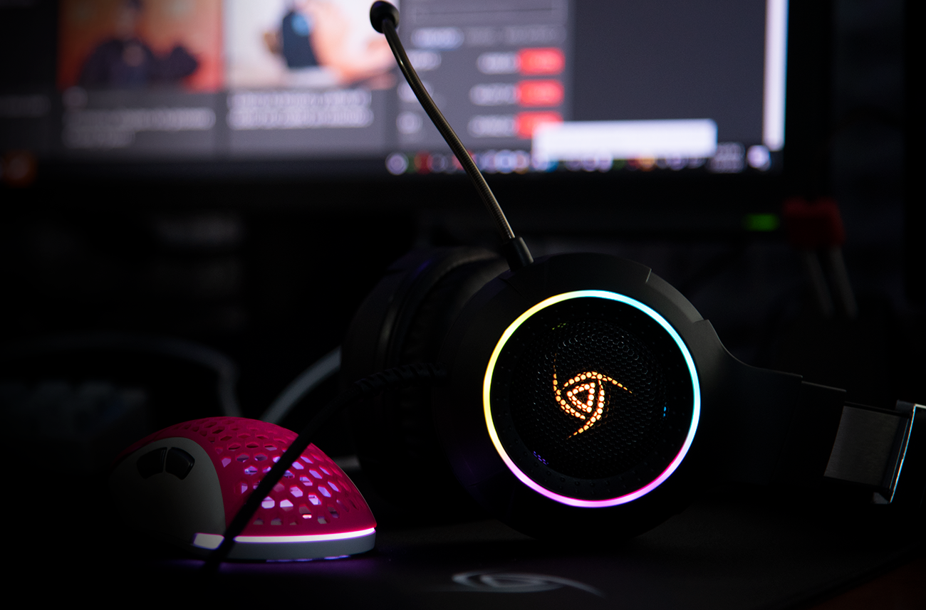 Audífonos para computadora VSG Shake color Negro con luces RGB Alámbricos 