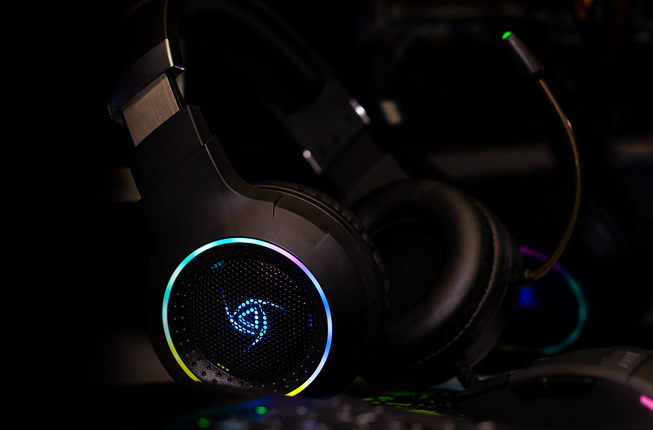 Audífonos para computadora VSG Shake color Negro con luces RGB Alámbricos 