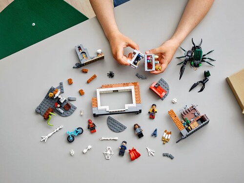 Lego Spiderman en el taller del santuario No way home