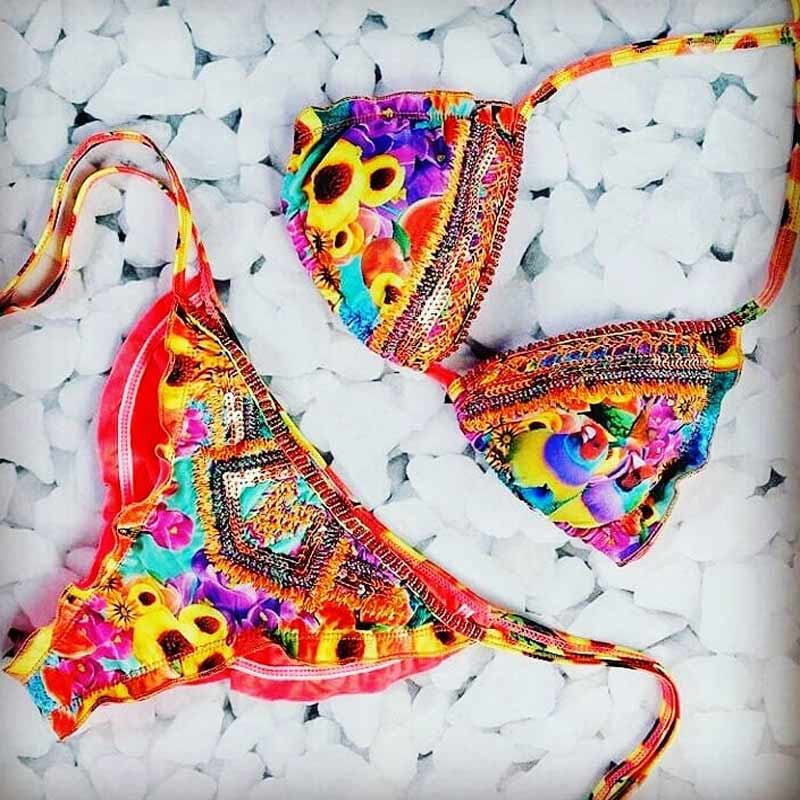 ropa Traje de Baño Bikini estampado y bordado con lentejuelas canutillos y chaquiras Morena Santa swimwear Bikini triangulo y panty ajustable estampado de pajaroslticolor