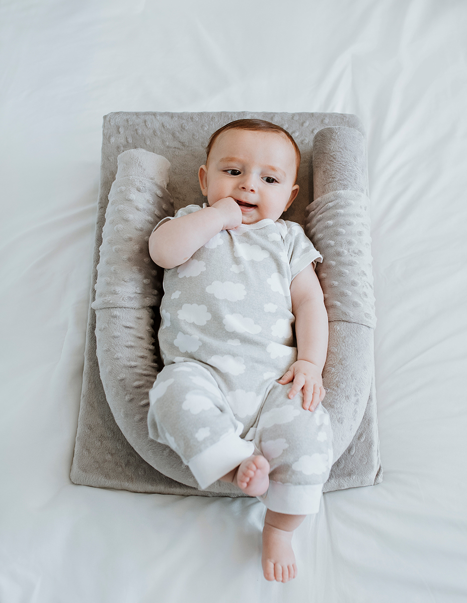 Babies and Kiddies® Cojín Anti Reflujo para Bebé con Sistema Anti Vuelco y Anti Derrape Almohada para Bebe Ajustable Colchón Cuna - Mediano Rosa